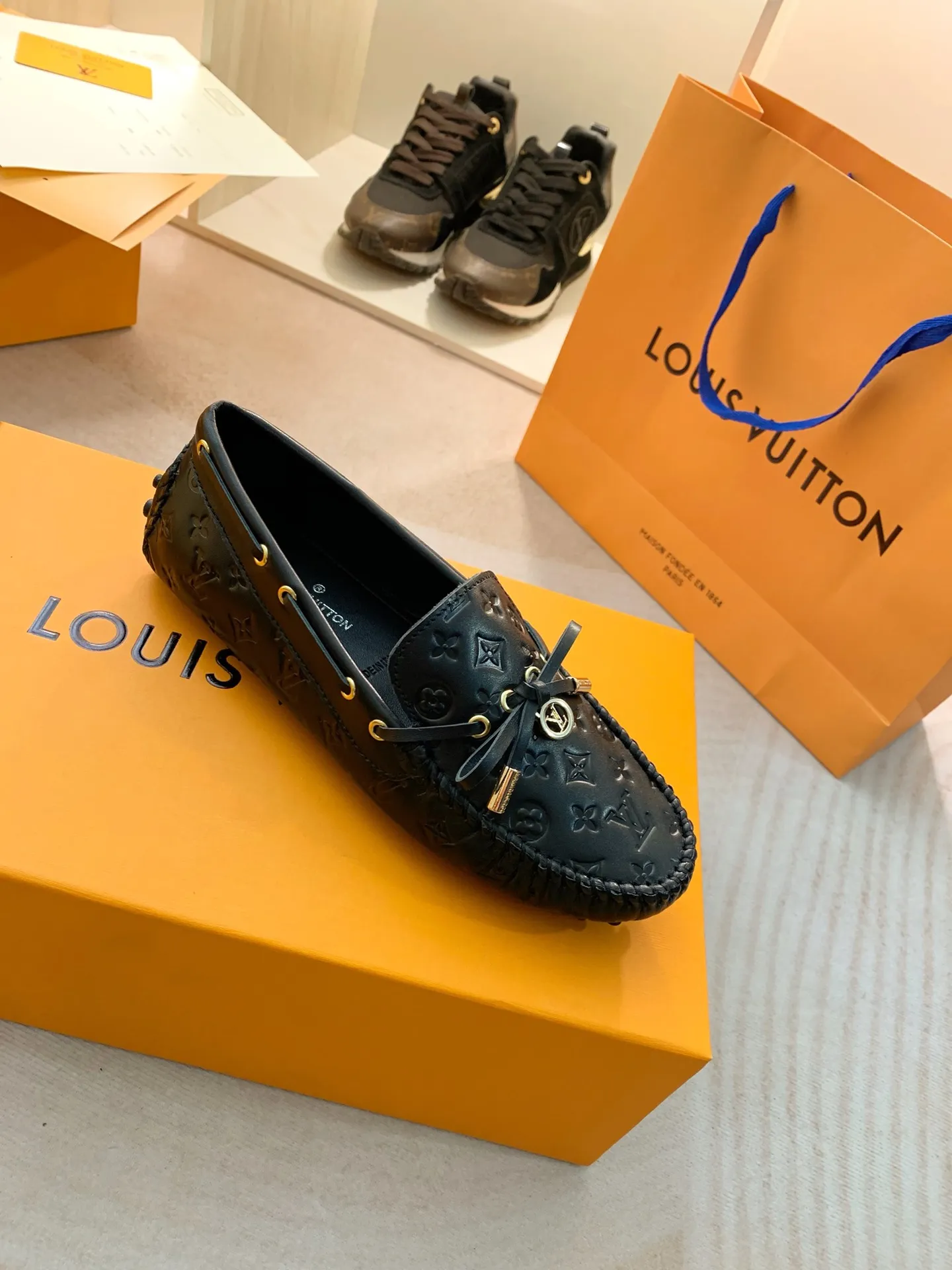 p460💰Couple model❤️🇫🇷 𝙇𝙤𝙪𝙞𝙨 𝙑𝙪𝙞𝙩𝙩𝙤𝙣 🇫🇷Louis Vuitton 2023 Classic𝓛𝓿 𝓣𝓻𝓪𝓲𝓷𝓮𝓻 Sports Series ➪➪➪¯ [Arizona Doudou Shoes Series] ▪️▪️▪️Arizona slip-on shoes are made of Monogram Eclipse canvas. Its hand-painted and dyed edges and hand-sewn uppers fully demonstrate Louis Vuitton's traditional shoemaking craftsmanship. This slip-on shoe is very lightweight. The integrated tongue and upper make it particularly comfortable and flexible. The soft outsole is equipped with rubber padding. Decorated with matching sash. Detailed features: ☑️Monogram Eclipse canvas ☑️Black Eclipse pattern ☑️Hand-painted shoe edges ☑️Hand-sewn uppers (each pair takes time to process) ☑️Integrated tongue and upper construction ☑️Outsole equipped with rubber lining ☑️size: 35_46